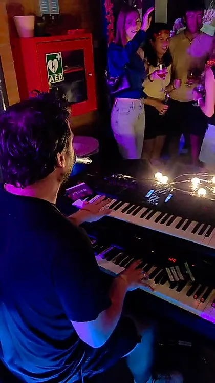 Dansende gasten in gekleurd licht voor de band