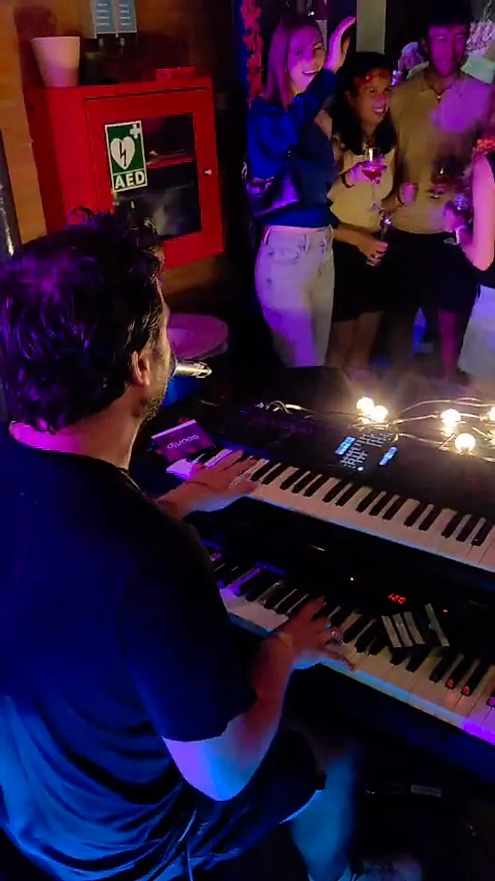 Dansende gasten in gekleurd licht voor de band