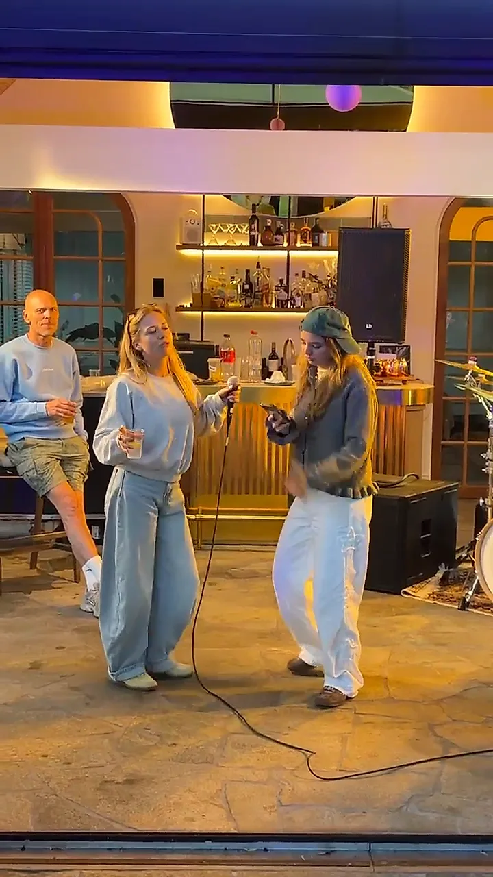 De band speelt buiten onder een overkapping tijdens een tuinfeest